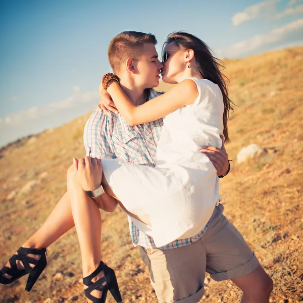 Casal apaixonado ao ar livre — Fotografia de Stock