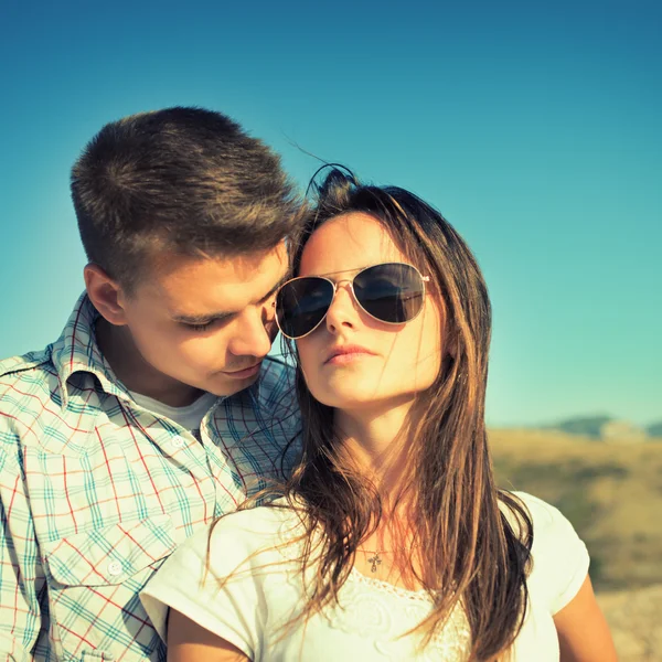 Couple amoureux en plein air — Photo