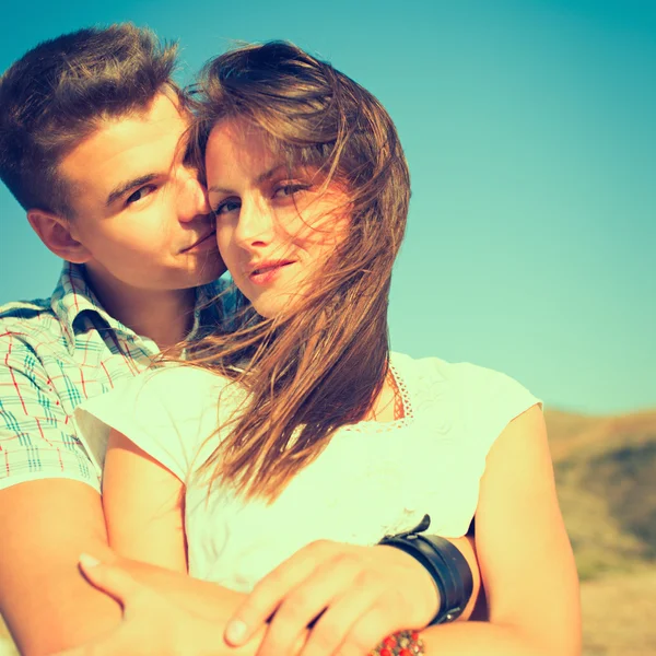 Pareja enamorada al aire libre — Foto de Stock