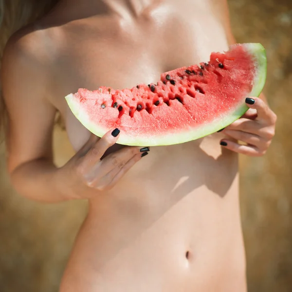 Meisje, blond, houdt een water-meloen. zon. zomer. vruchten — Stockfoto