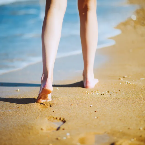 Woman walking at the beach — Stock Photo, Image