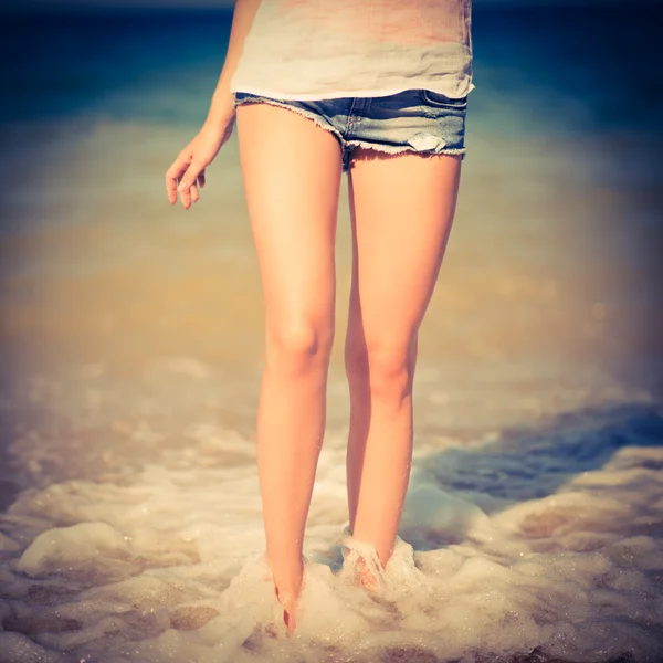 Perna feminina andando na praia — Fotografia de Stock