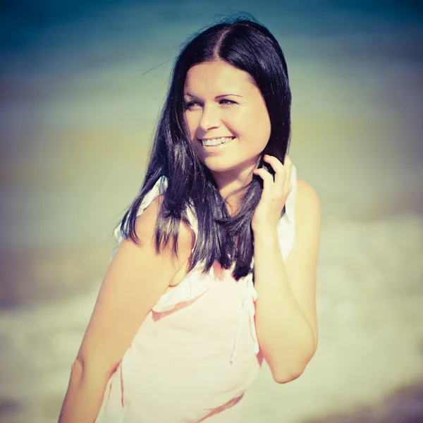 Gelukkige vrouw die lacht. rusten op een strand — Stockfoto