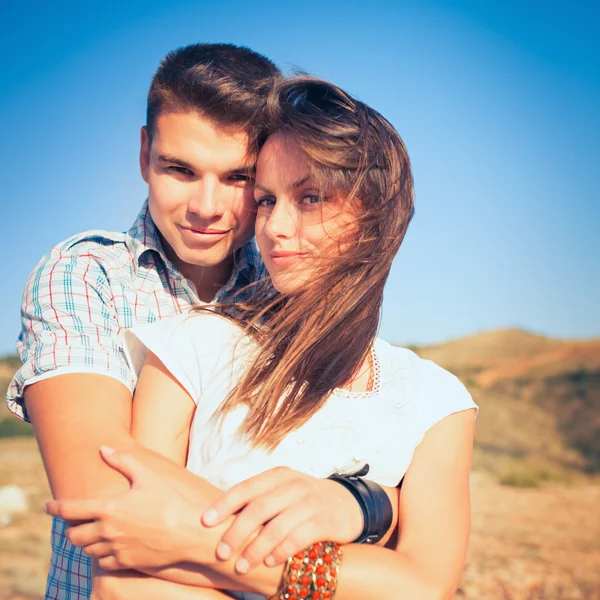 Couple amoureux en plein air — Photo