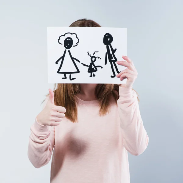 Žena držící obrázek s šťastná rodina — Stock fotografie