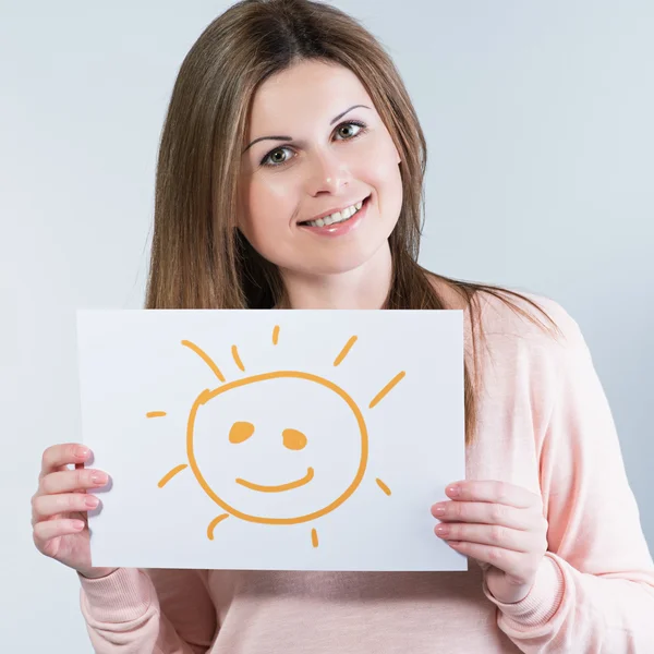 Vrouw met een karton met een zon — Stockfoto