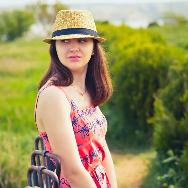 Jeune fille sexy d'été portant un chapeau — Photo