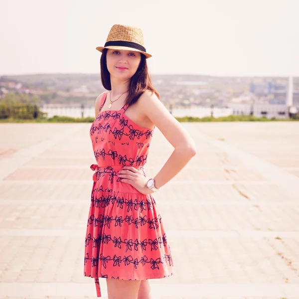 Joven sexy verano chica usando un sombrero — Foto de Stock