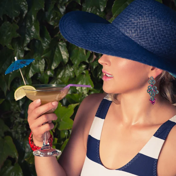 Молодая женщина с летним коктейлем — стоковое фото