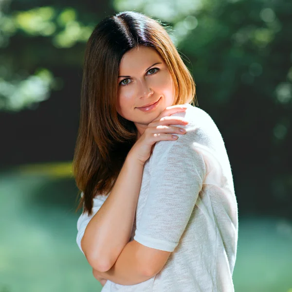 Giovane donna tra alberi verdi — Foto Stock