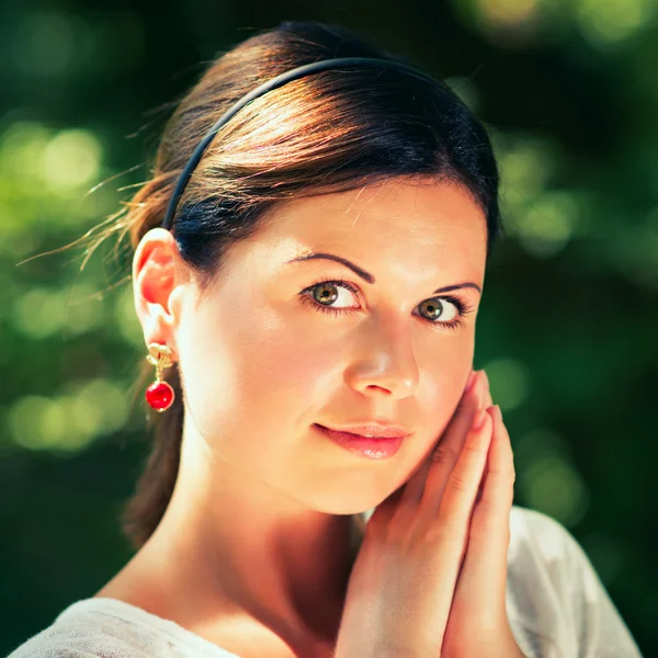 Jonge vrouw onder de groene bomen — Stockfoto