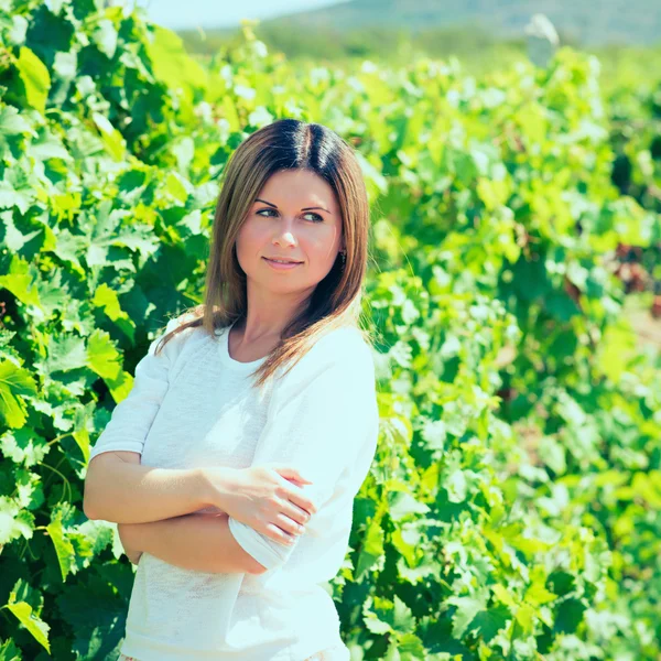 Woman  walks on a vineyard — Stock Photo, Image