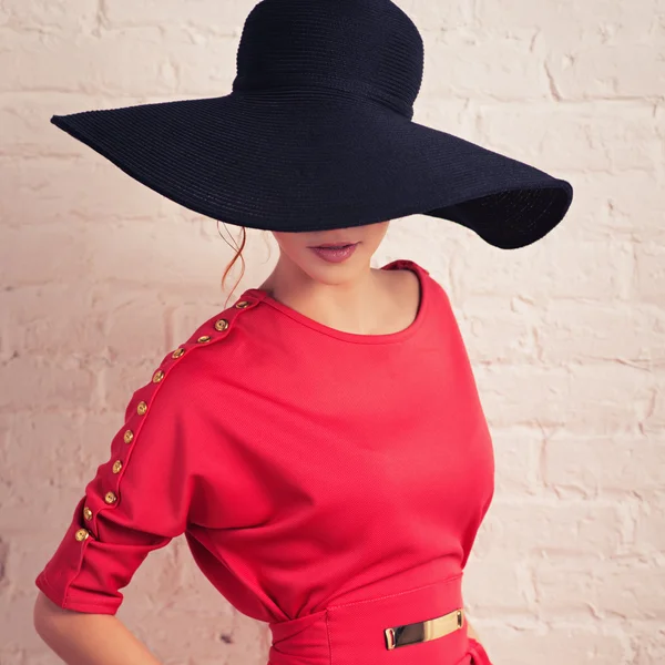 Divatos, pózol, piros ruhás nő — Stock Fotó