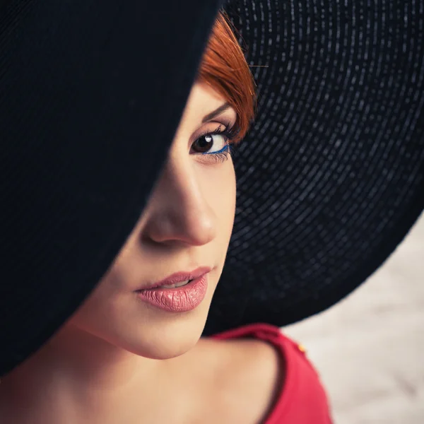 Mulher na moda posando em vestido vermelho — Fotografia de Stock