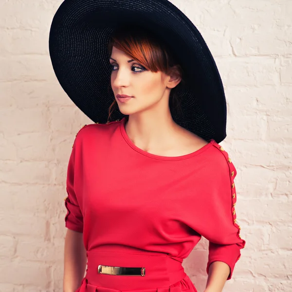Модная женщина позирует в красном платье — стоковое фото