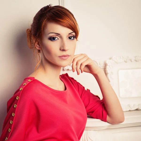 Mulher na moda posando em vestido vermelho — Fotografia de Stock