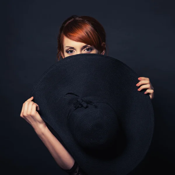 Hermosa chica en vestido negro y sombrero —  Fotos de Stock