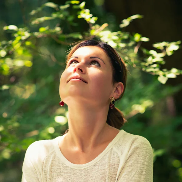 Woman  among green trees — Stock Photo, Image