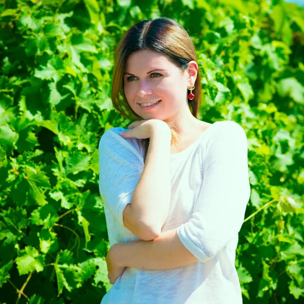 Woman  walks on a vineyard — Stock Photo, Image