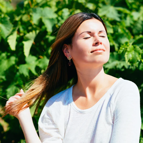 Donna cammina su una vigna — Foto Stock