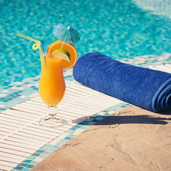 Cocktails près de la piscine Images De Stock Libres De Droits