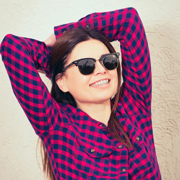 Frau mit trendiger Brille — Stockfoto