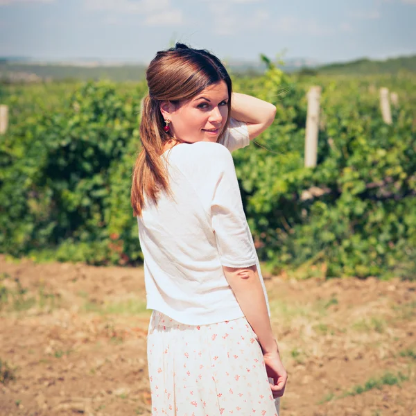 Frau spaziert auf einem Weinberg — Stockfoto