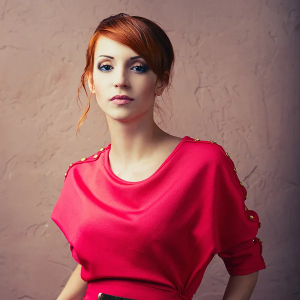 Mujer posando en vestido rojo — Foto de Stock