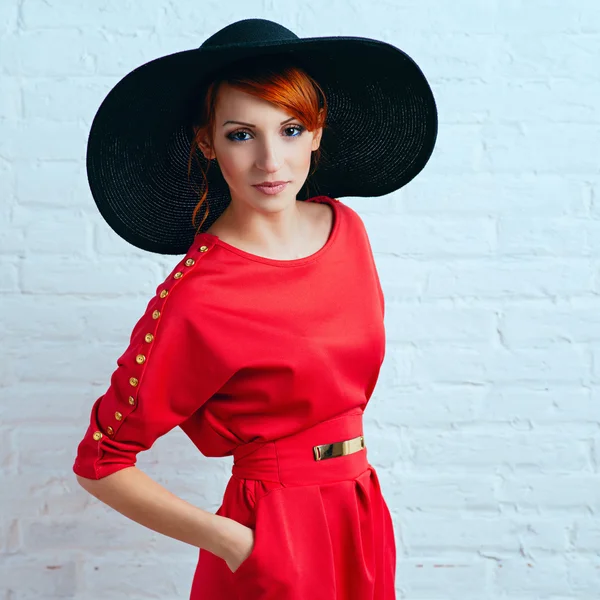 Mulher posando em vestido vermelho — Fotografia de Stock