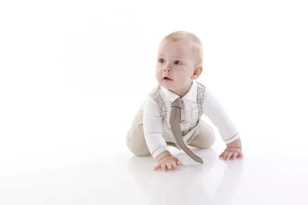 Sonriente bebé-niño en un traje de mameluco arrastrándose —  Fotos de Stock
