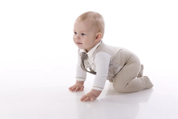 Sonriente bebé-niño en un traje de mameluco arrastrándose —  Fotos de Stock