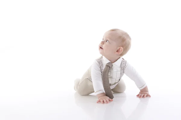 Bebê-menino sorridente em um terno romper rastejando — Fotografia de Stock