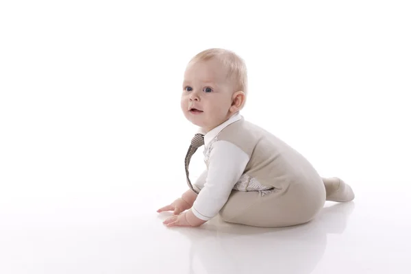 Sonriente bebé-niño en un traje de mameluco arrastrándose —  Fotos de Stock