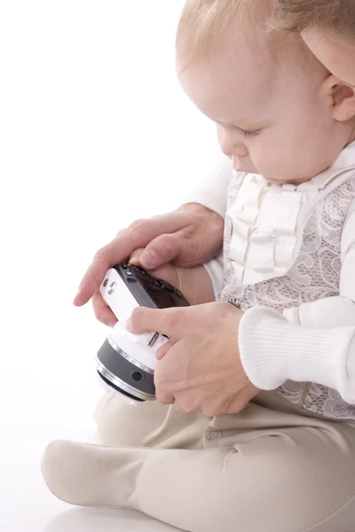 Bambino in abito beige sta imparando a trattare con la fotocamera — Foto Stock
