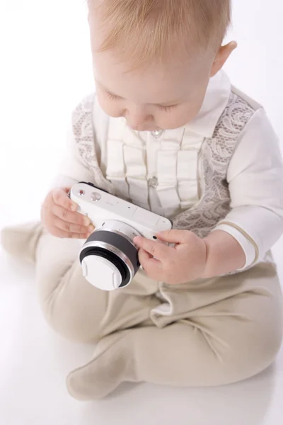 Niño en traje beige está aprendiendo a lidiar con la cámara —  Fotos de Stock