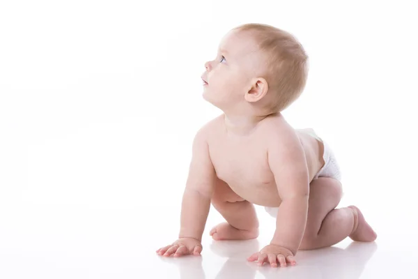 Niño sonriente en un pañal sentado en el suelo — Foto de Stock