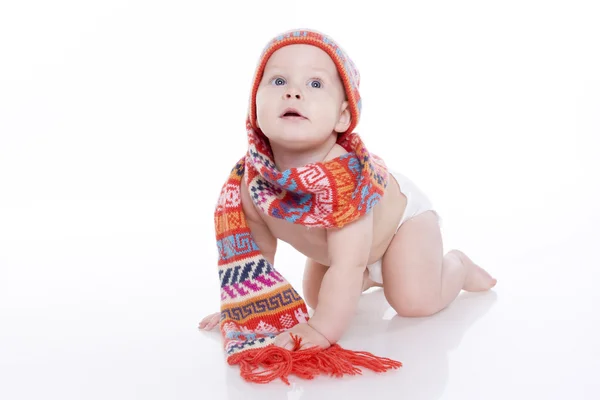 Bebé sonriente en sombrero de punto y bufanda —  Fotos de Stock