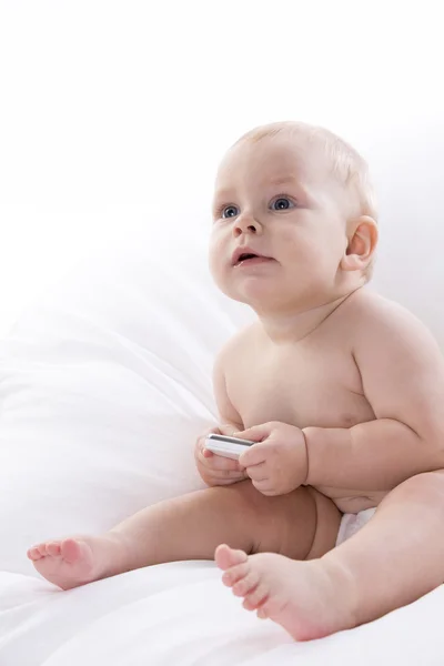 Bebê sorridente está aprendendo a lidar com um telefone — Fotografia de Stock