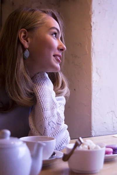 Sorridente giovane donna in caffè — Foto Stock