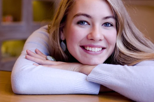 Jovencita sonriente — Foto de Stock