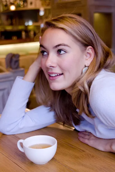Sorrindo jovem mulher no café — Fotografia de Stock