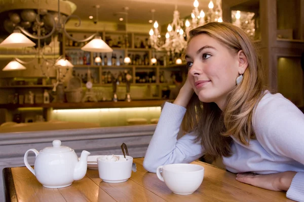 Sorridente giovane donna in caffè — Foto Stock