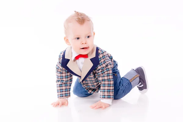 Baby trägt Anzug auf weißem Hintergrund — Stockfoto