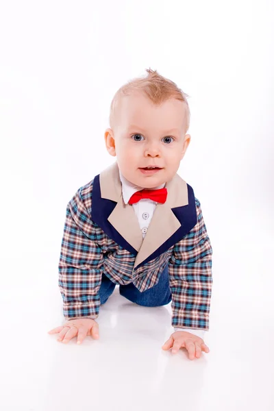 Baby trägt Anzug auf weißem Hintergrund — Stockfoto