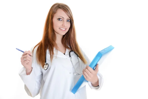 Досить студентська жінка-лікар пише нотатки — стокове фото
