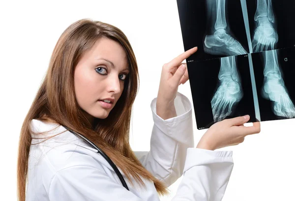 Médica a olhar para a imagem do raio-x — Fotografia de Stock