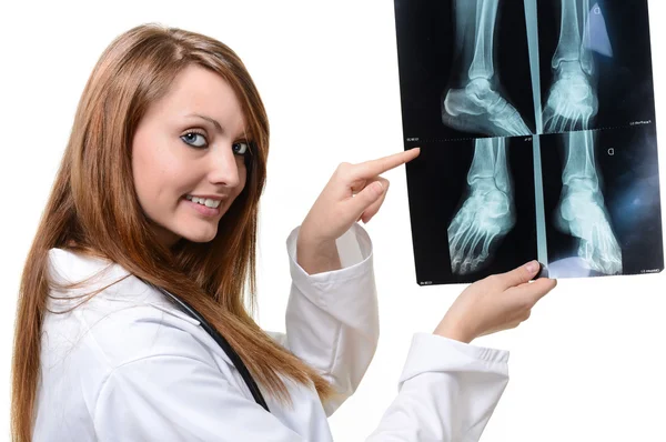 Vrouwelijke arts kijken x-ray beeld — Stockfoto