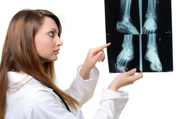 Женщина-врач смотрит на рентгеновское изображение — стоковое фото
