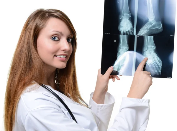 Vrouwelijke arts kijken x-ray beeld — Stockfoto