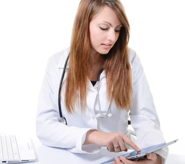Kobiet student lekarz pracuje z cyfrowy tablicowy — Zdjęcie stockowe